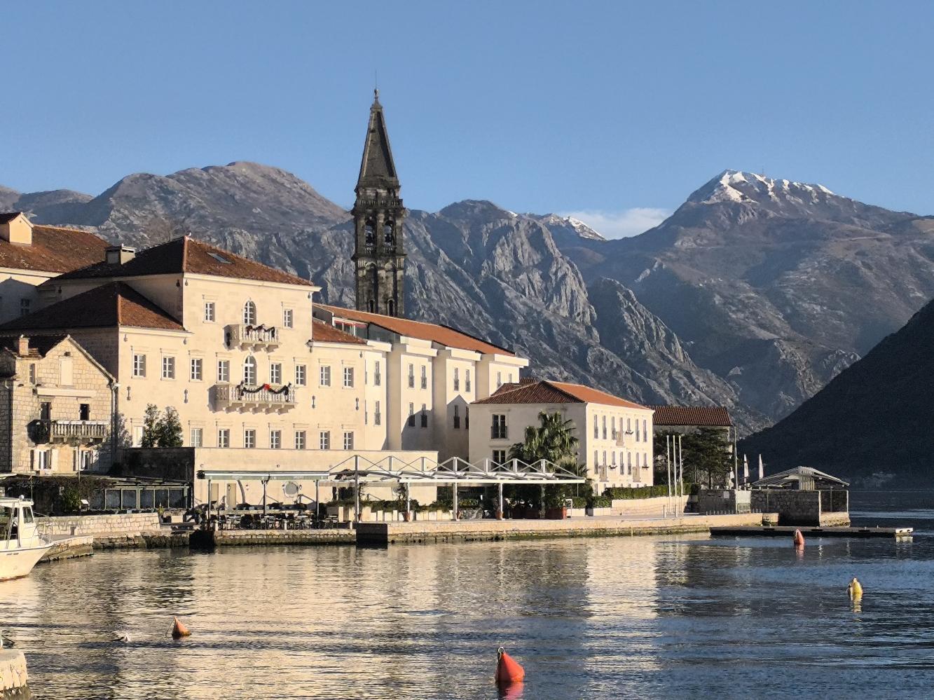 perast sa snijegom